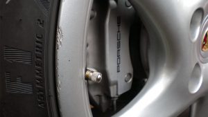Typische Bordstein Schramme